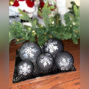 Christmas Ceramic Set of 
Snow Painted Black Decorative 5 Orbs and Silver Plate
